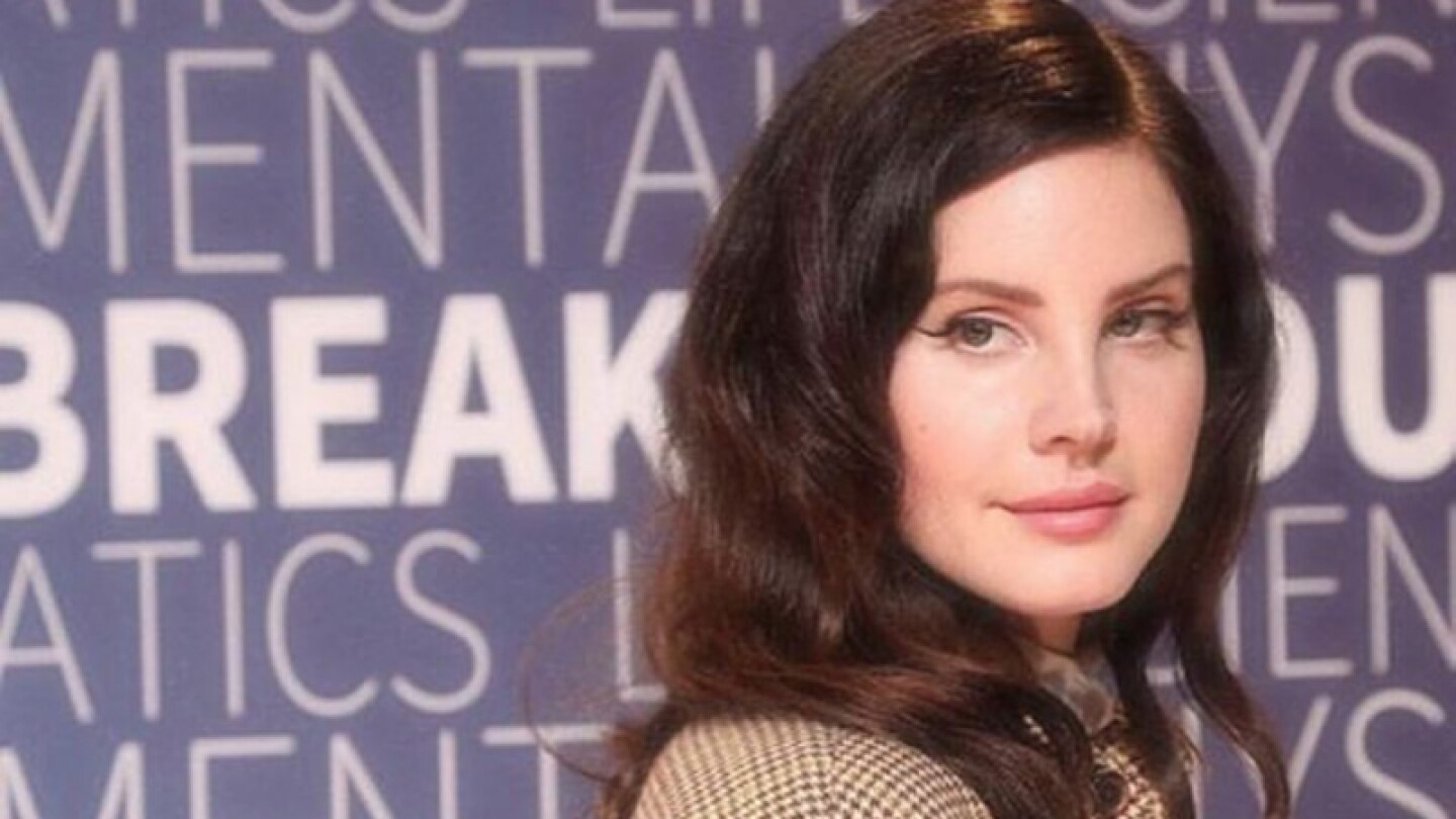 Lana Del Rey ofrece recompensa por fotos familiares