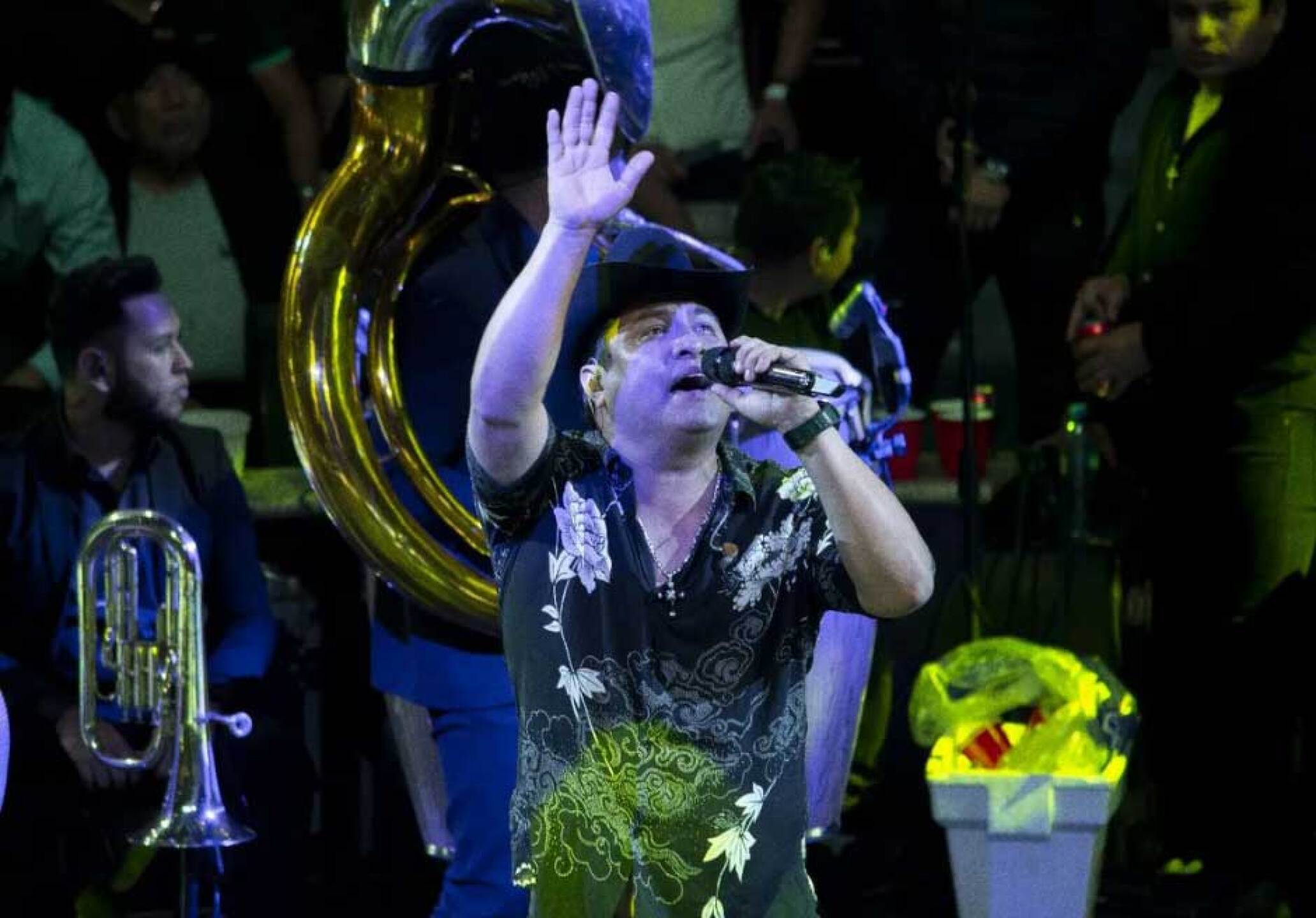 Julión Álvarez interrumpe su concierto en Puebla