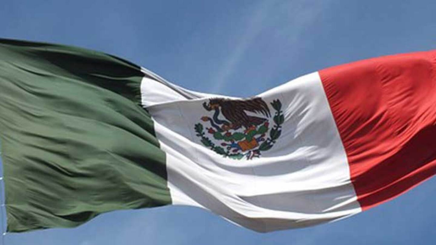Algunos peatones tomaron fotografías de la inusual forma de limpiar la bandera.