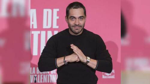 El comediante aprovechó el fondo que tenía para sacar sus mejores pasos de baile.