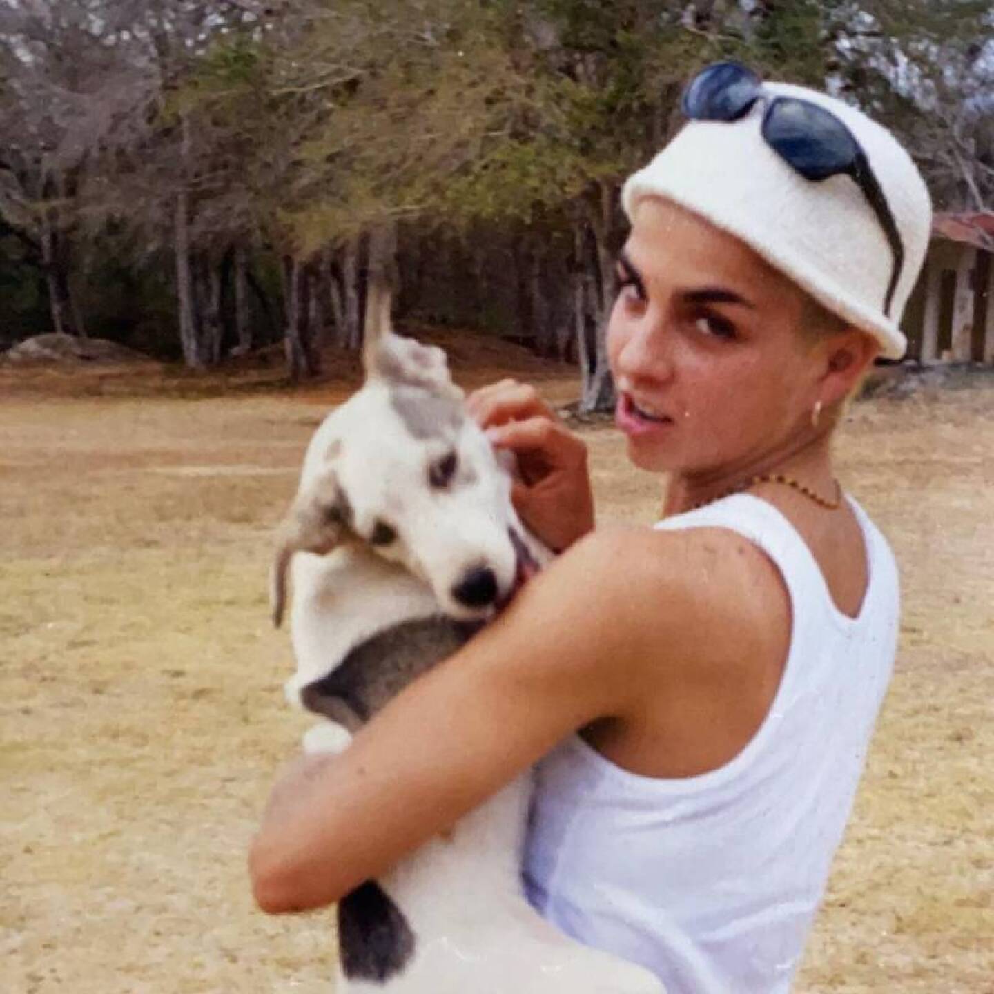 Federica Quijano posa con perro rescatado tras polémica con Consuelo Duval