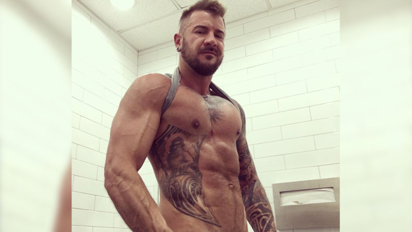 Se ejercita en el gimnasio.