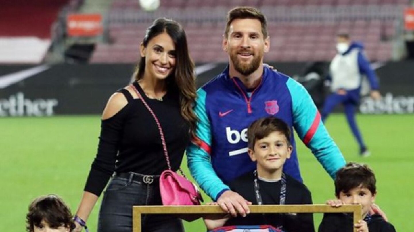 Messi junto con Antonella y sus tres hijos 