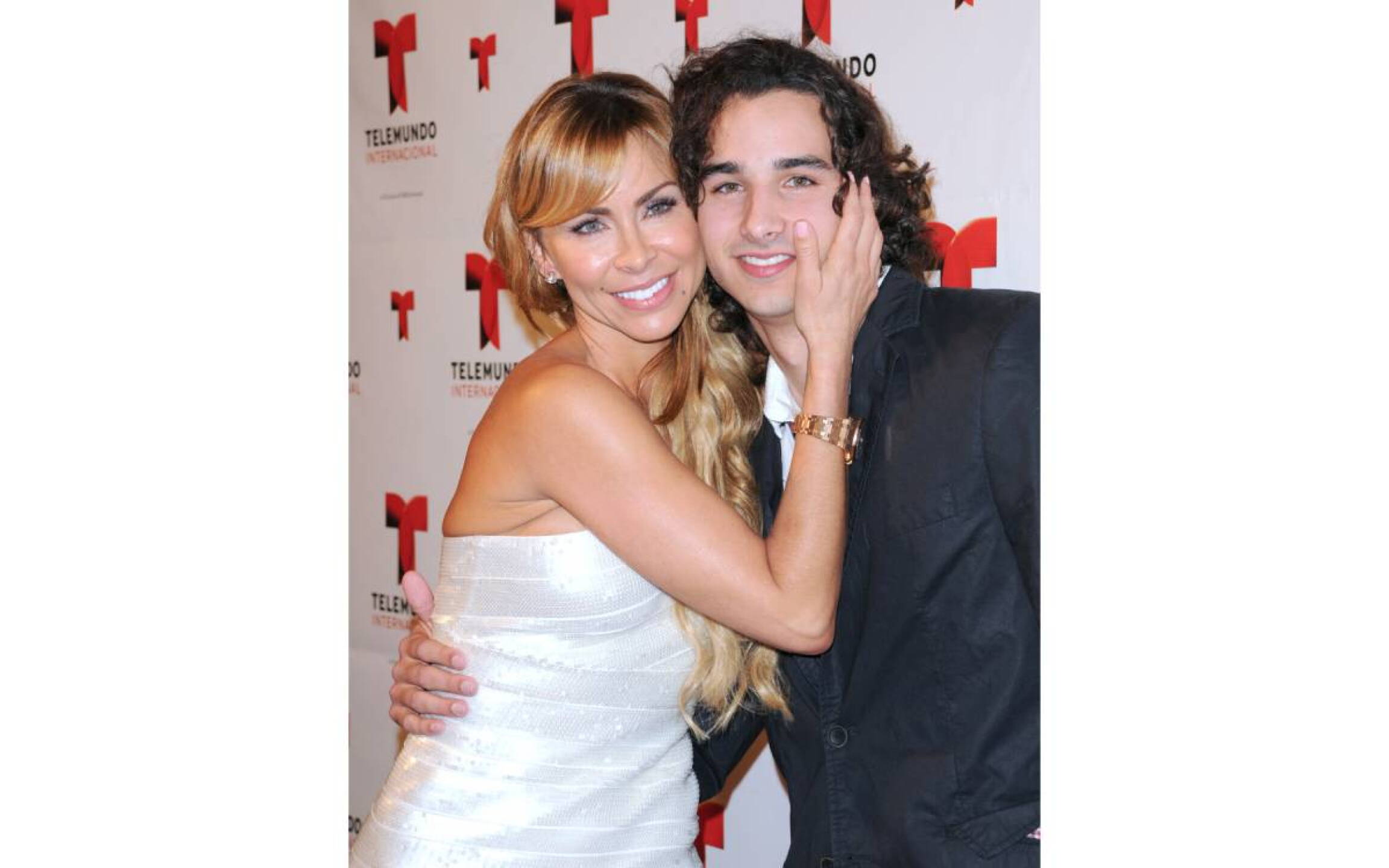 Aylín Mujica y su hijo