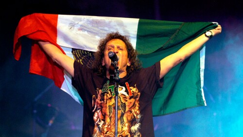 Alex Lora cumple 70 años de vida y lo celebra rocanroleando