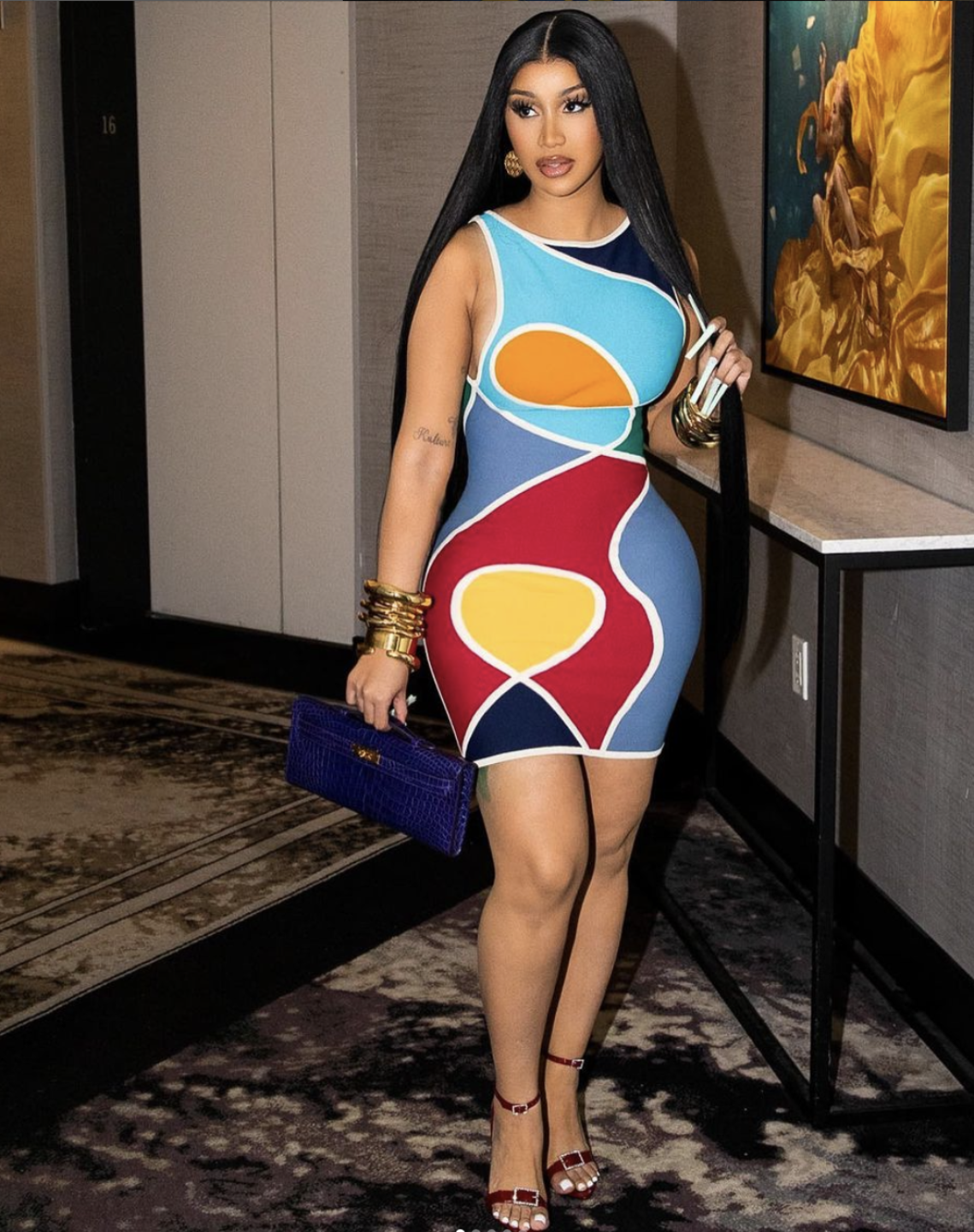 Cardi B con vestido de colores