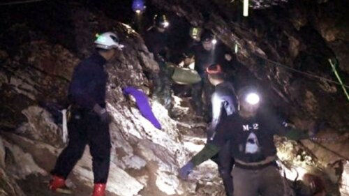 Niños en Tailandia quedan atrapados en una cueva