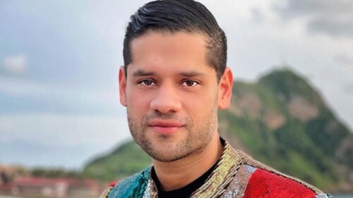 Vocalista de Mi Banda el Mexicano exhibe a fans en la azotea