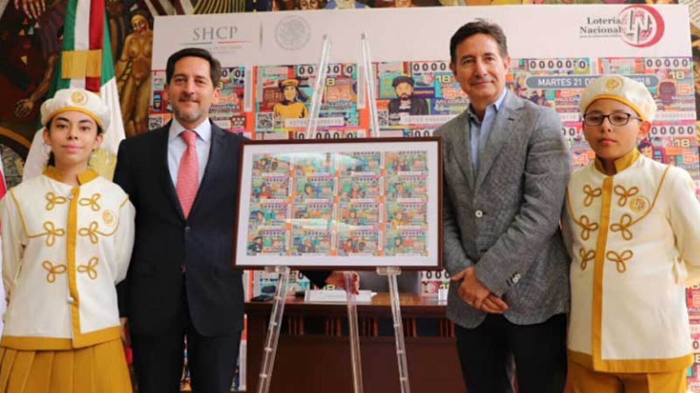 Se tomaron la foto del recuerdo junto al billete conmemorativo.