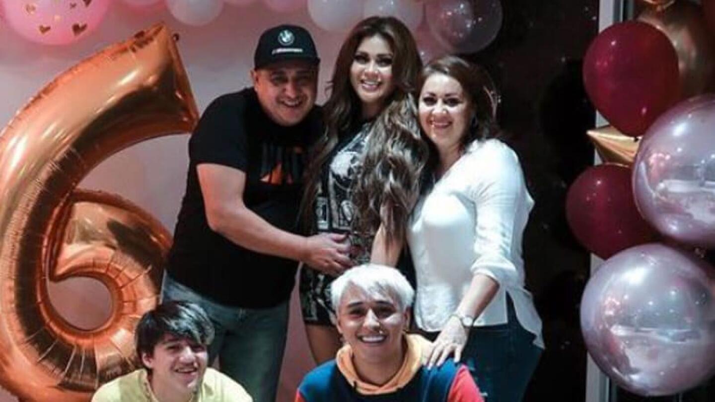 Gomita rifa una televisión con su familia y se terminan peleando