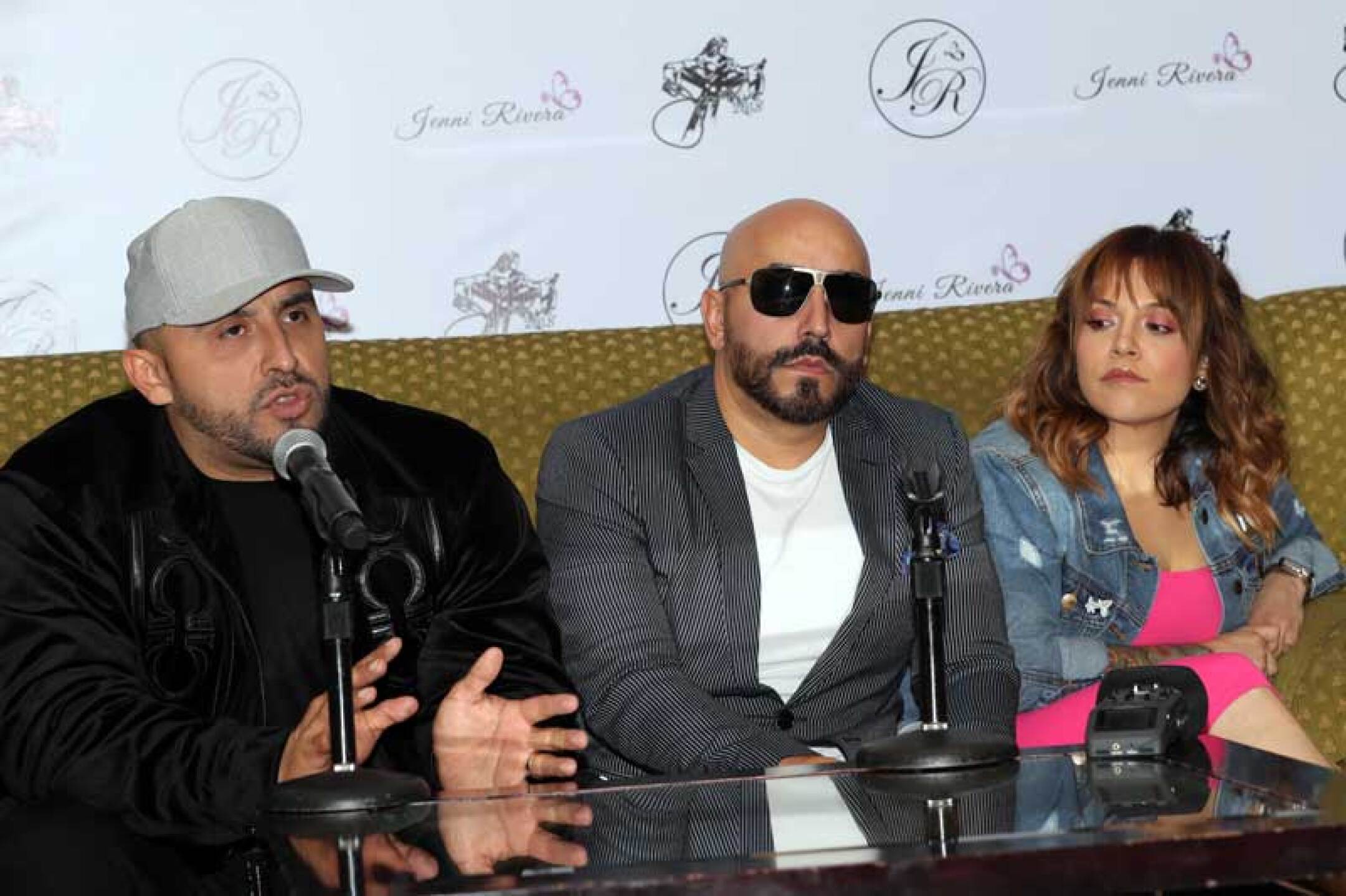Lupillo escuchó atentamente a sus hermanos.