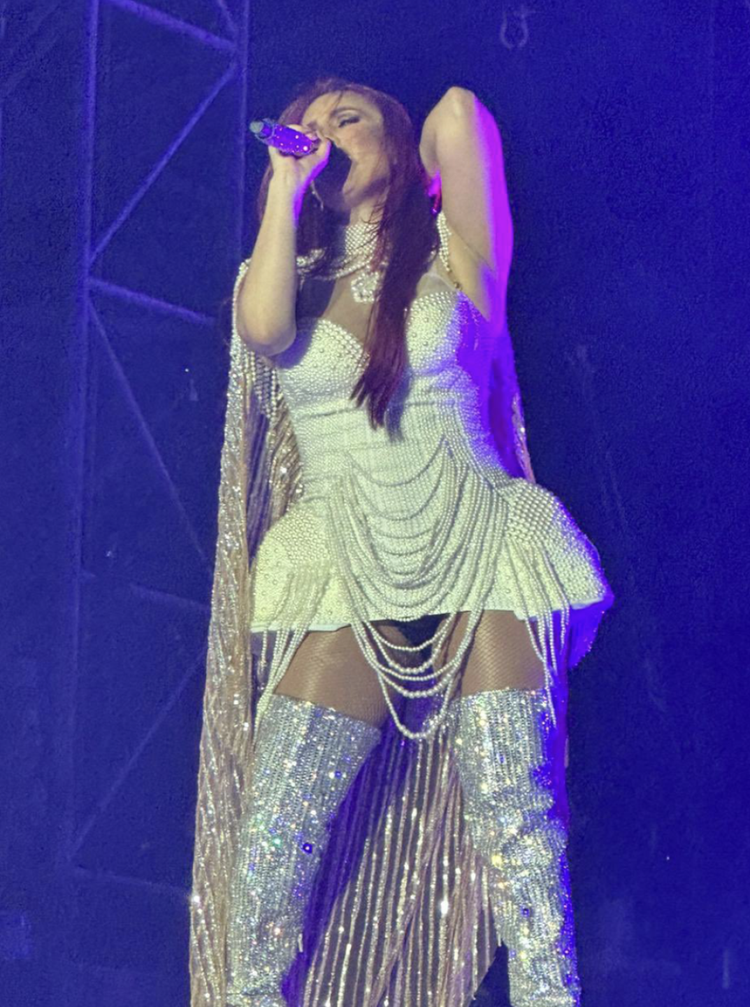 Dulce María cantando No pares en concierto RBD