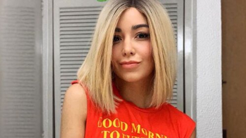 Caeli menea sus atributos en diminuta tanga que desapareció en su trasero.