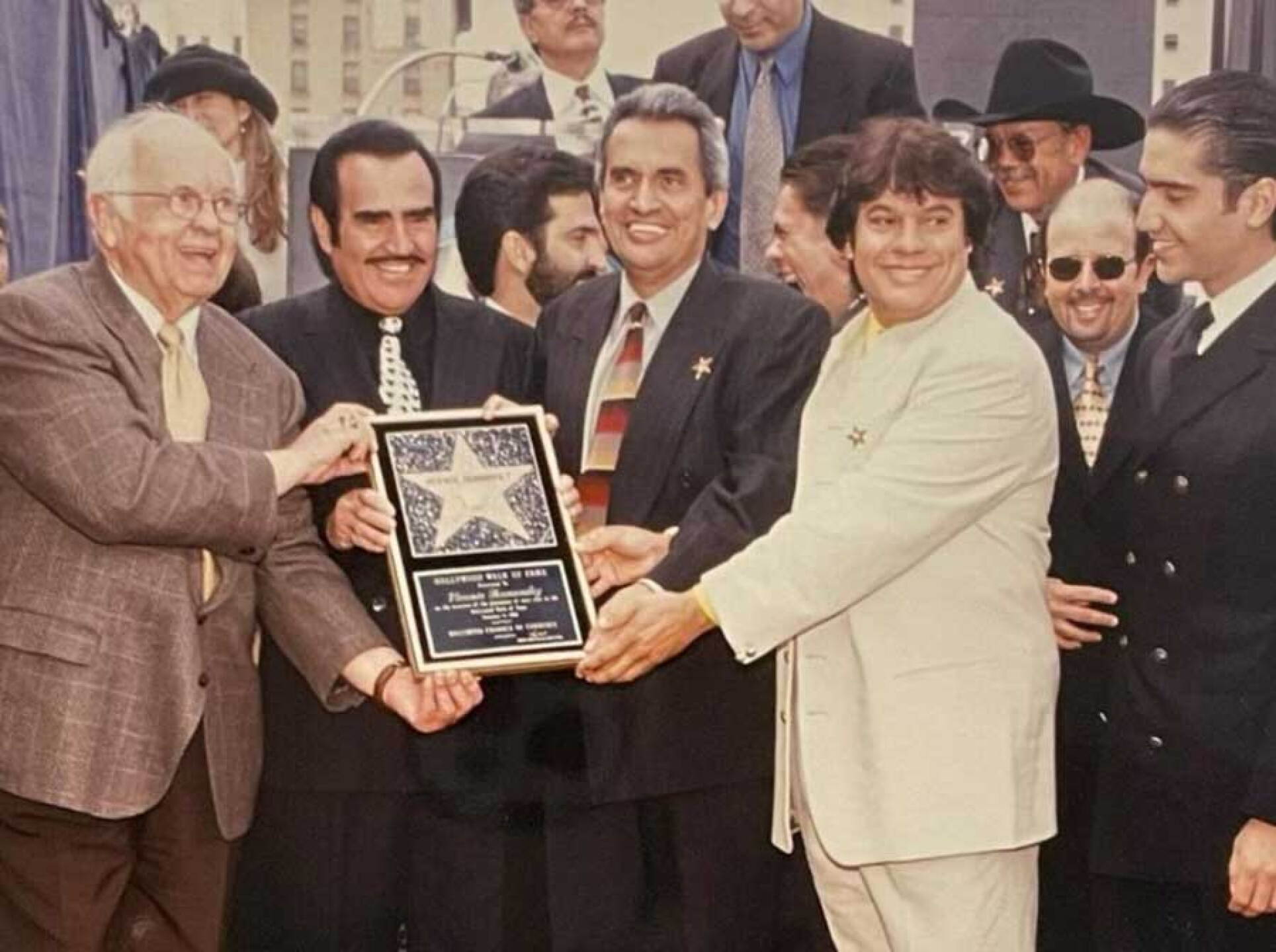 Por qué se distanciaron Juan Gabriel y Vicente Fernández?