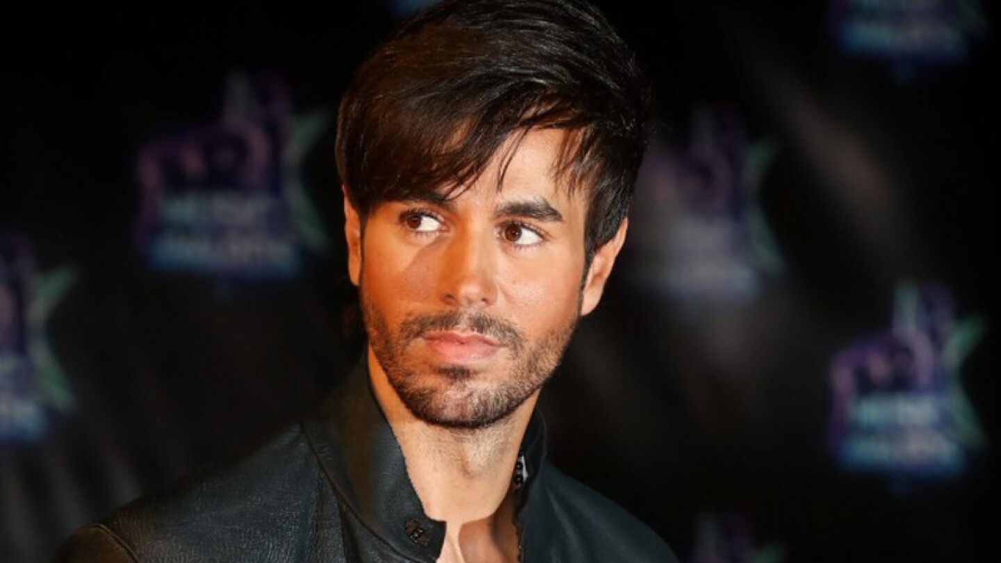 Enrique Iglesias presume premio desde el baño