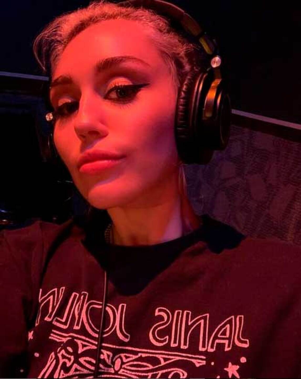 Avión de Miley Cyrus aterriza de emergencia tras el impacto de un rayo