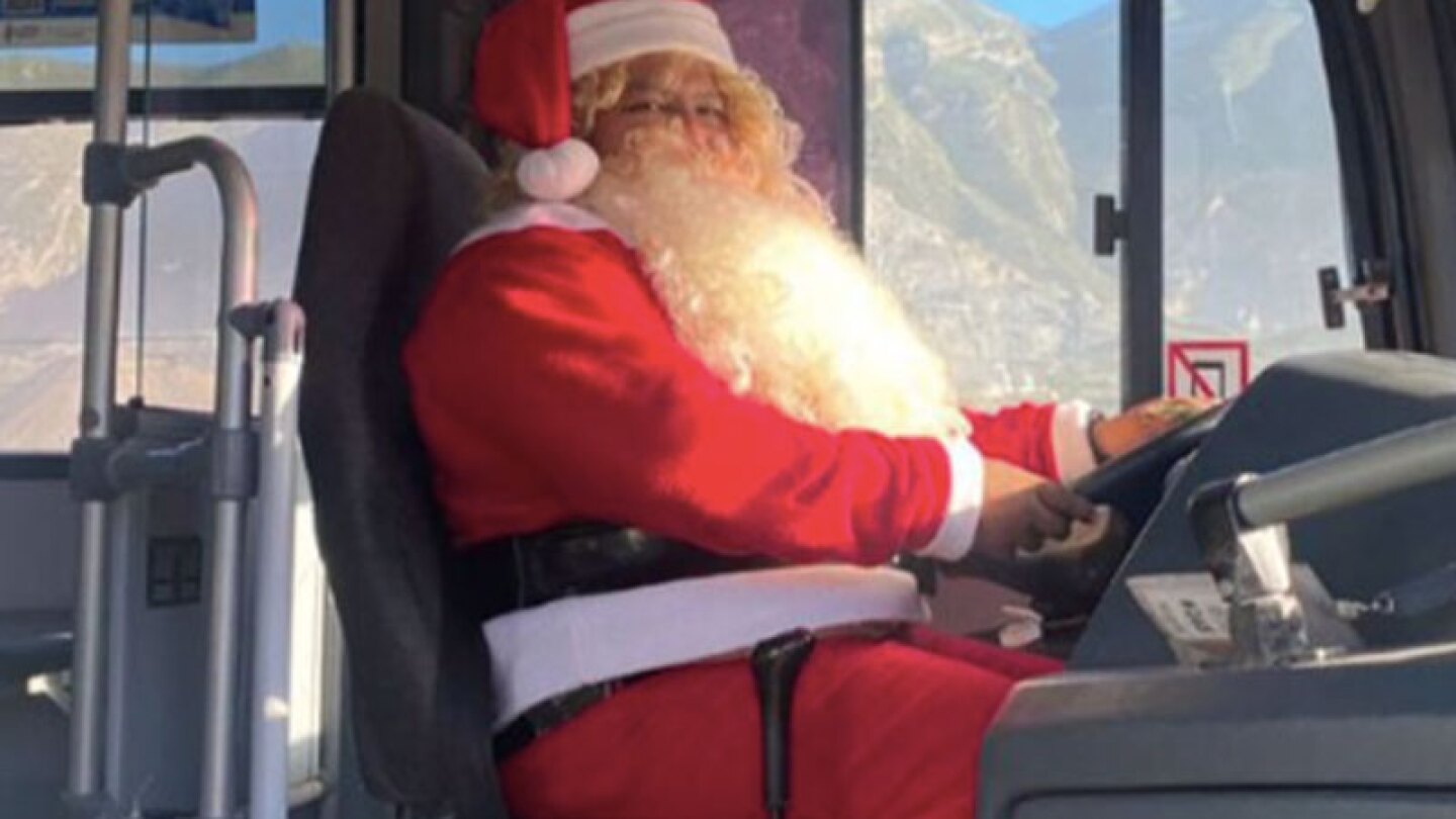 Chofer se disfraza de Santa Claus para alegrarle el día sus pasajeros.