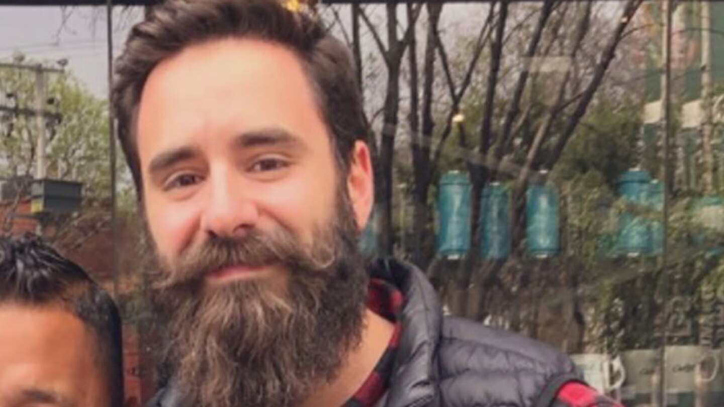 El joven de 33 años murió en la casa de sus padres.