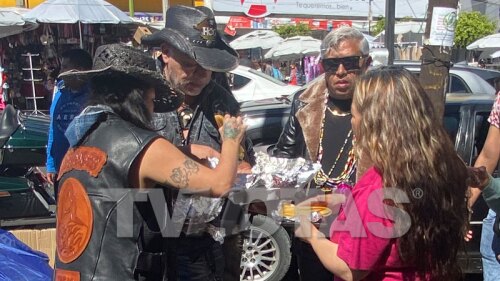 Carlos Trejo y Jorge Clarividente regalan tamales