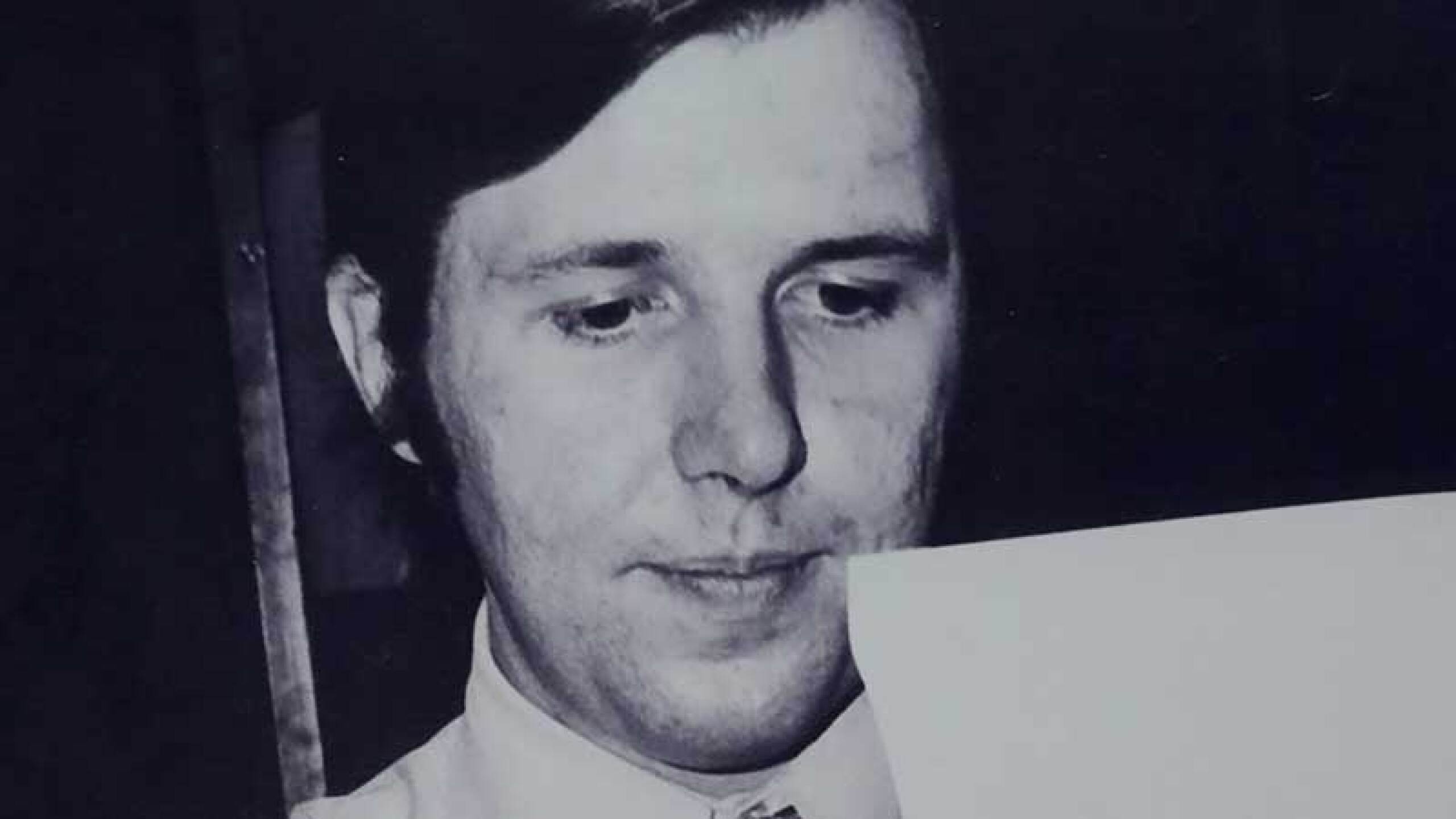 La exposición que se ubica en el vestíbulo de la Lotería Nacional, incluye fotografías, libretas, gafetes y artículos de trabajo del comunicador.