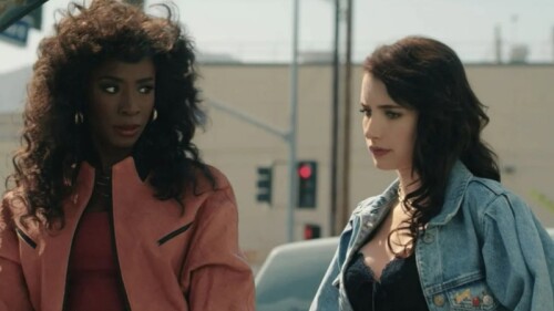 Emma Roberts y Angélica Ross