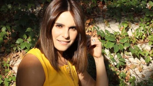 Tania Rincón desborda sus encantos en bikini neón