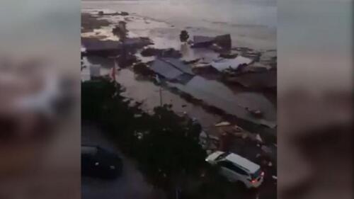 Las autoridades encontraron nuevas víctimas entre los escombros de la ciudad devastada de Palu.