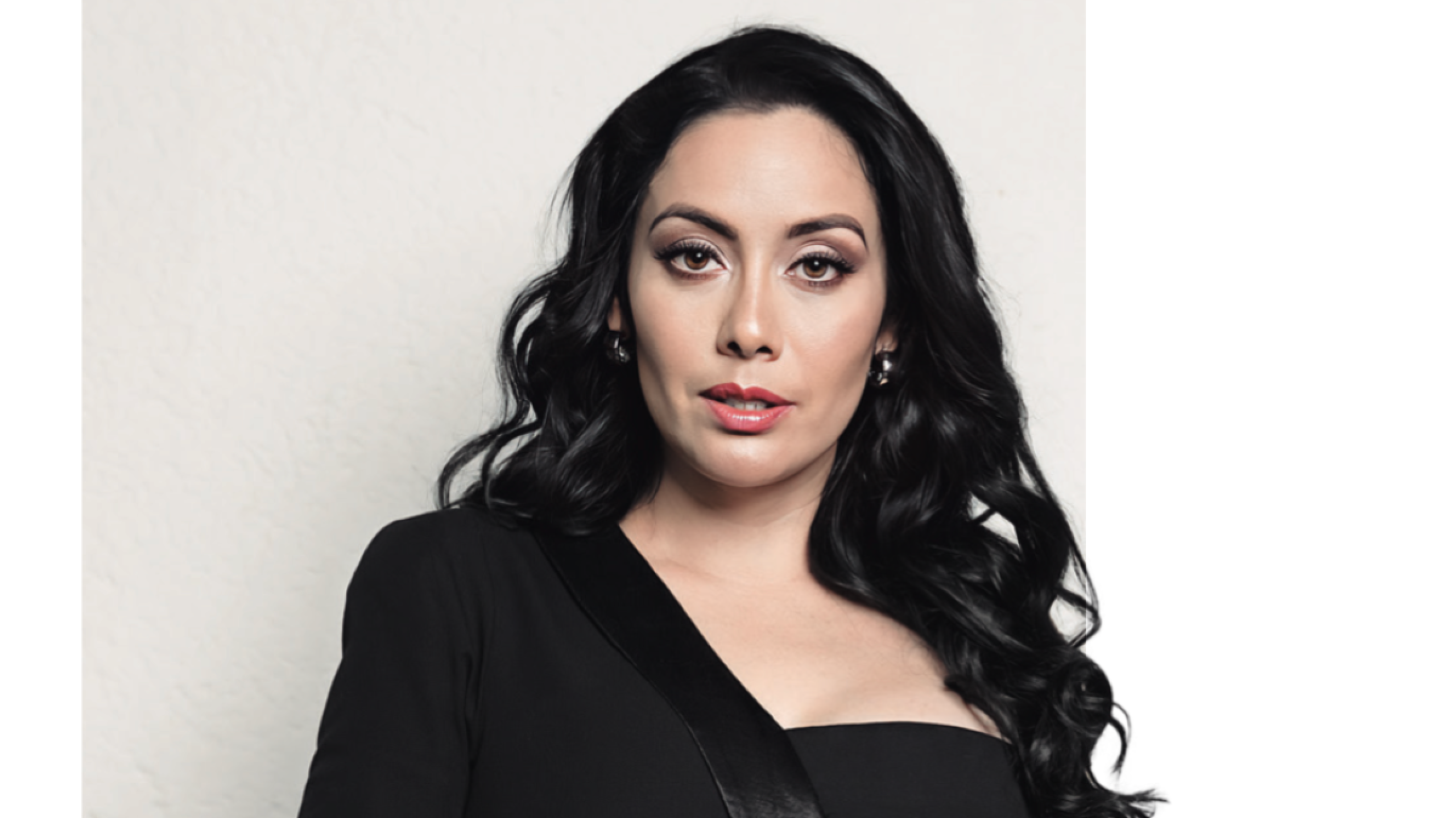 ¿Cuál es la trayectoria de Sugey Ábrego en telenovelas?