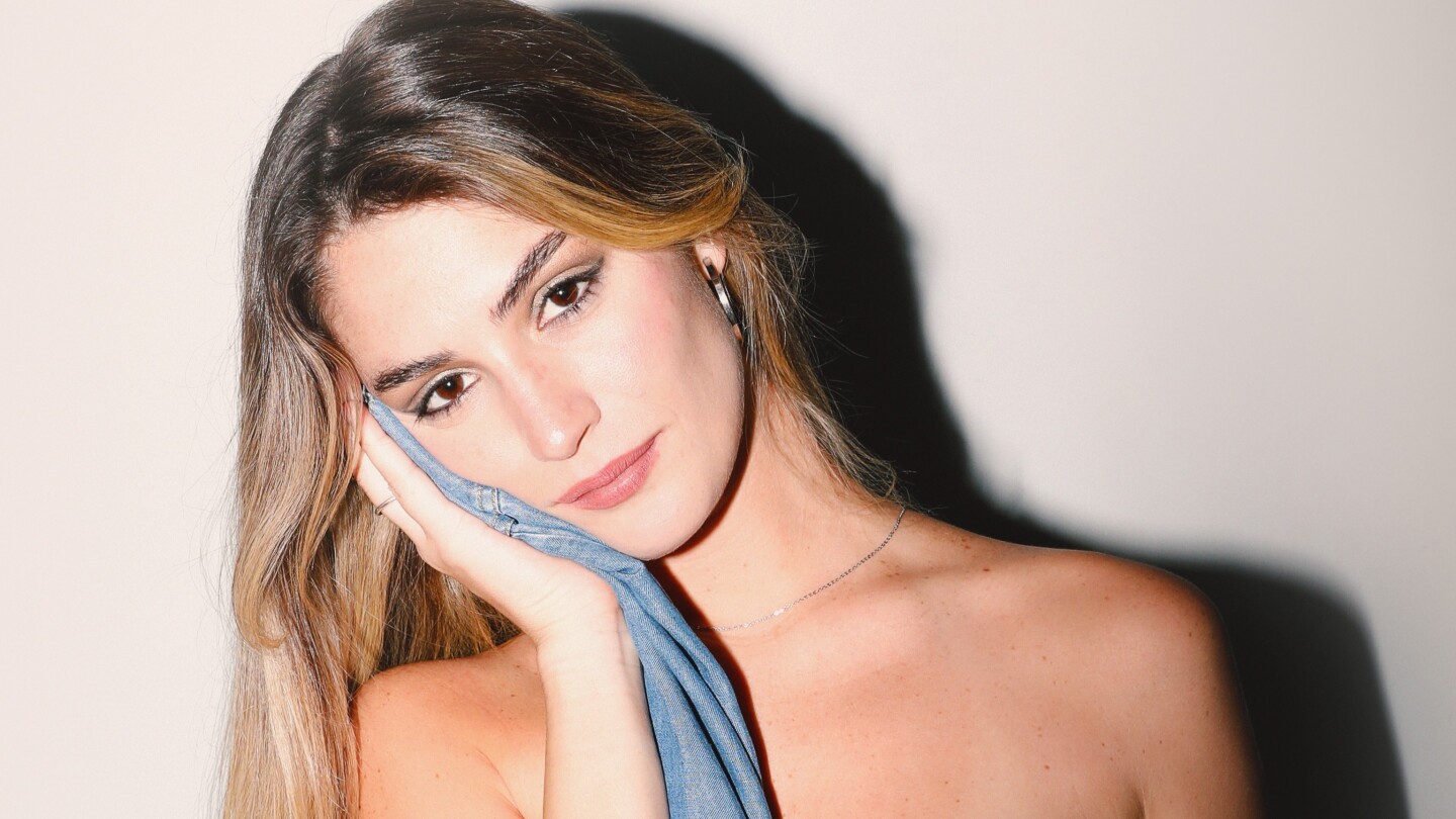 Alessandra, cantante peruana