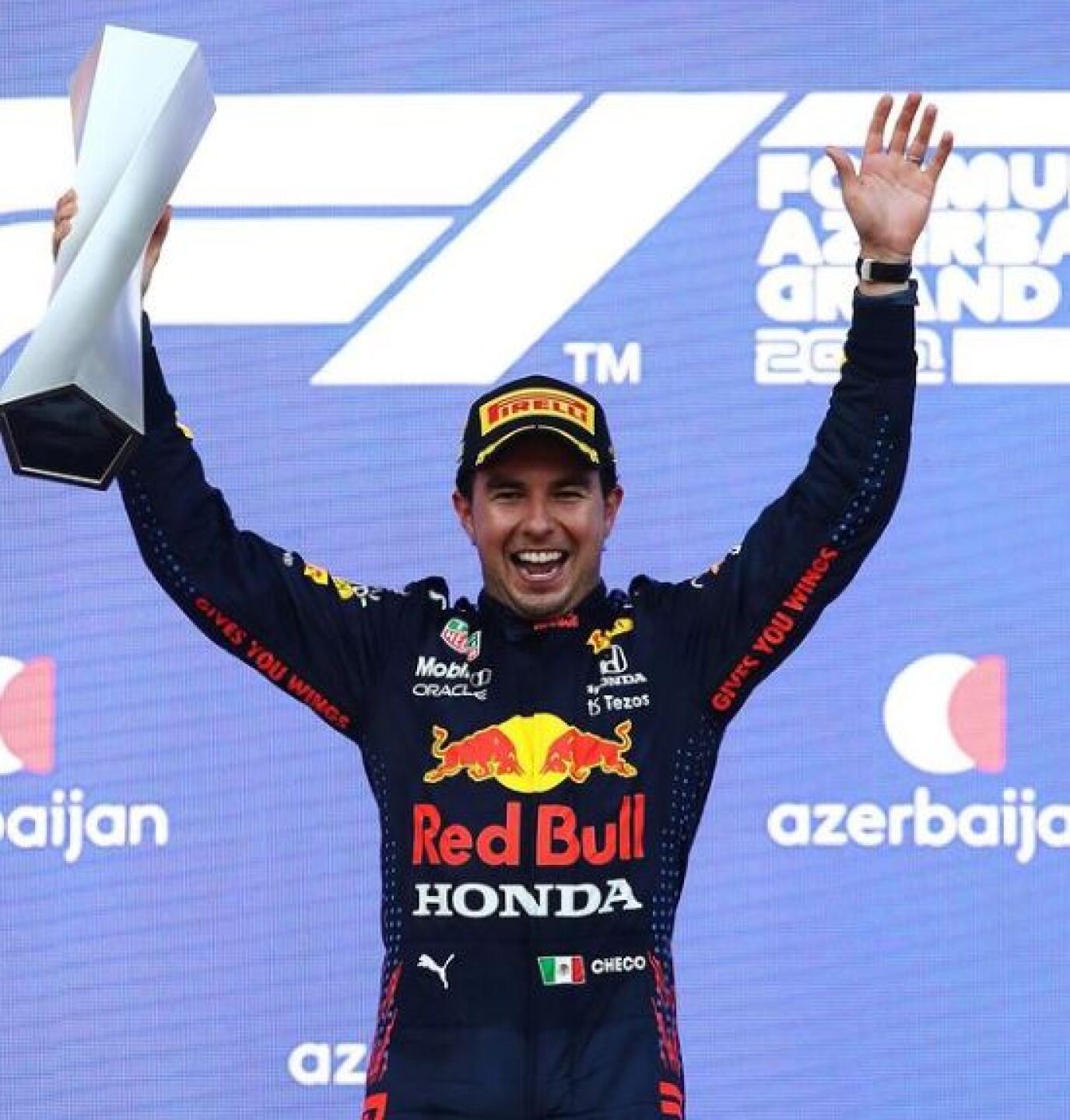 Checo tiene 30 años.