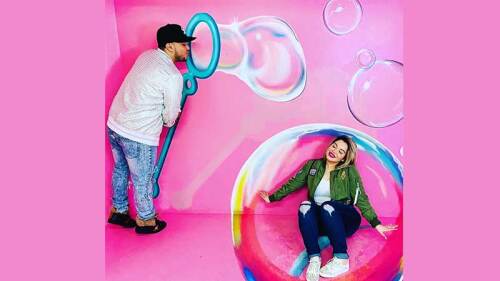 Lorenzo Méndez y Chiquis Rivera se divierten como niños cuando están juntos.