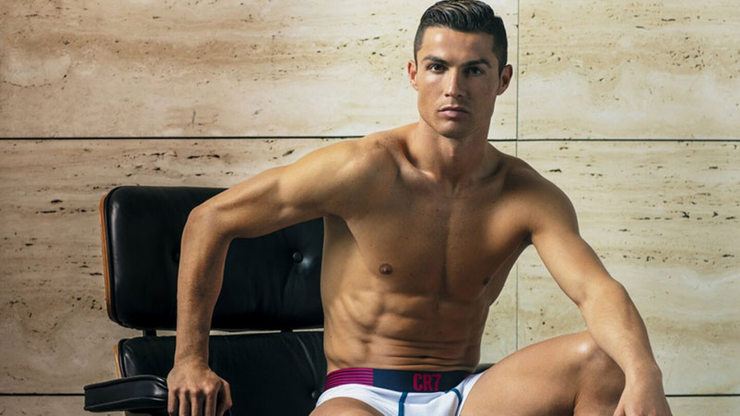 Cristiano Ronaldo conversa con la robot Sophia