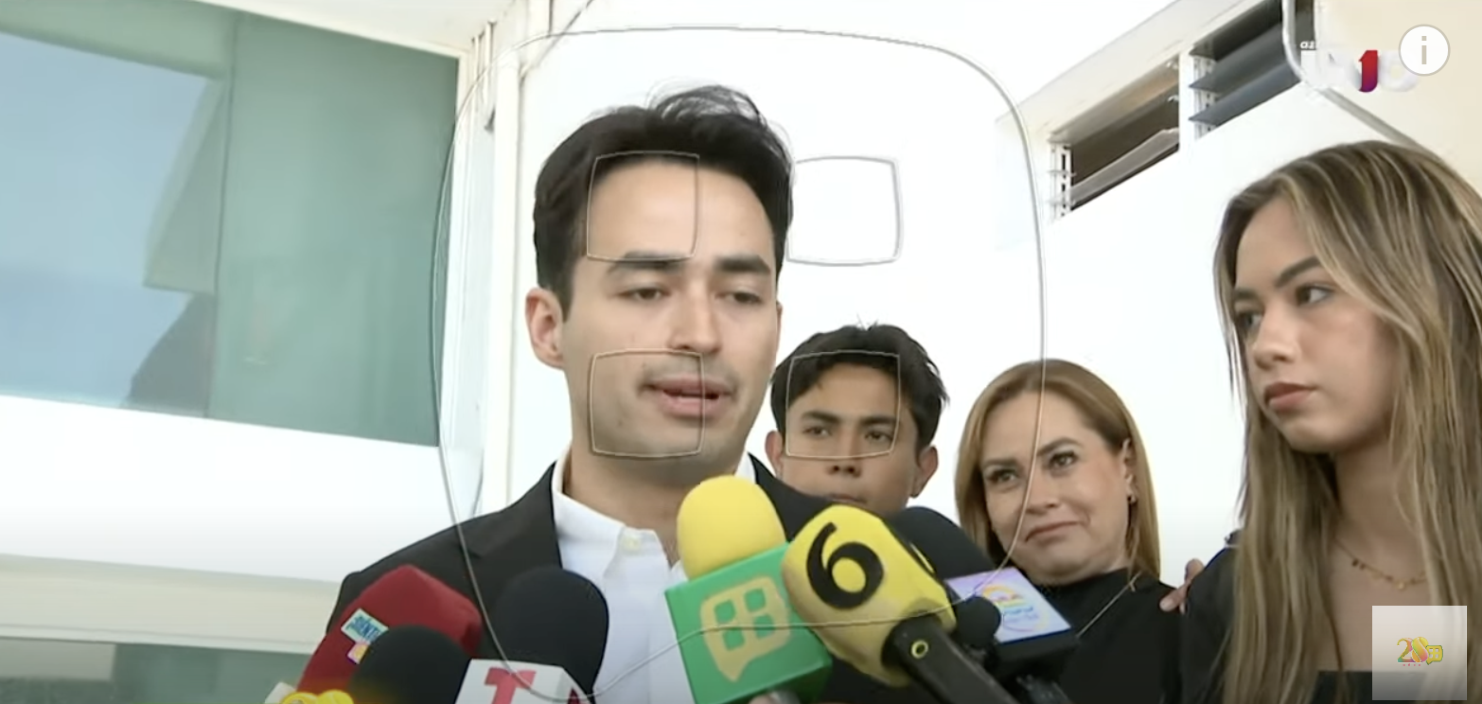 Hijos de Nicandro Díaz dando entrevista a los medios