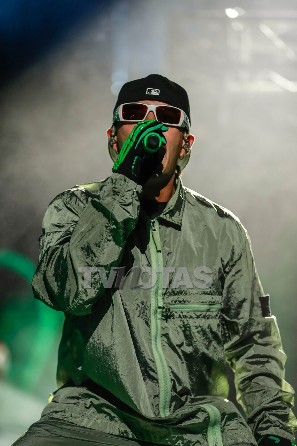 Feid ofreciendo concierto en el Palacio de los Deportes