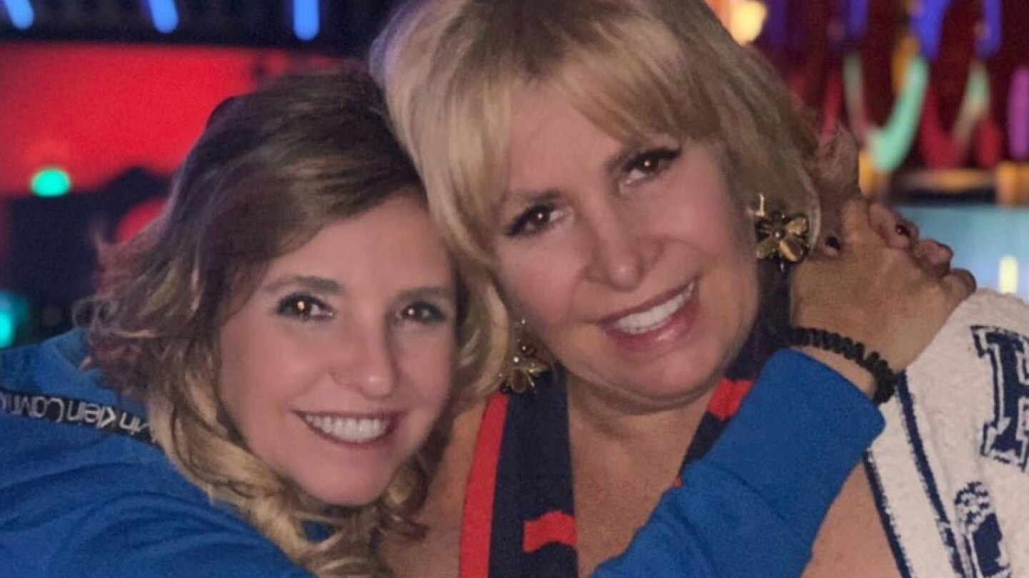 Hermana de Magda Rodríguez pone árbol de Navidad