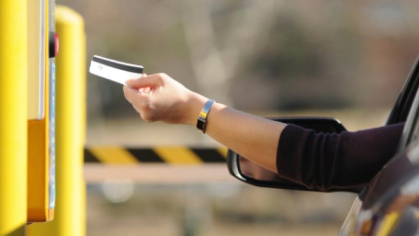Mujer pierde boleto estacionamiento se niega a pagar