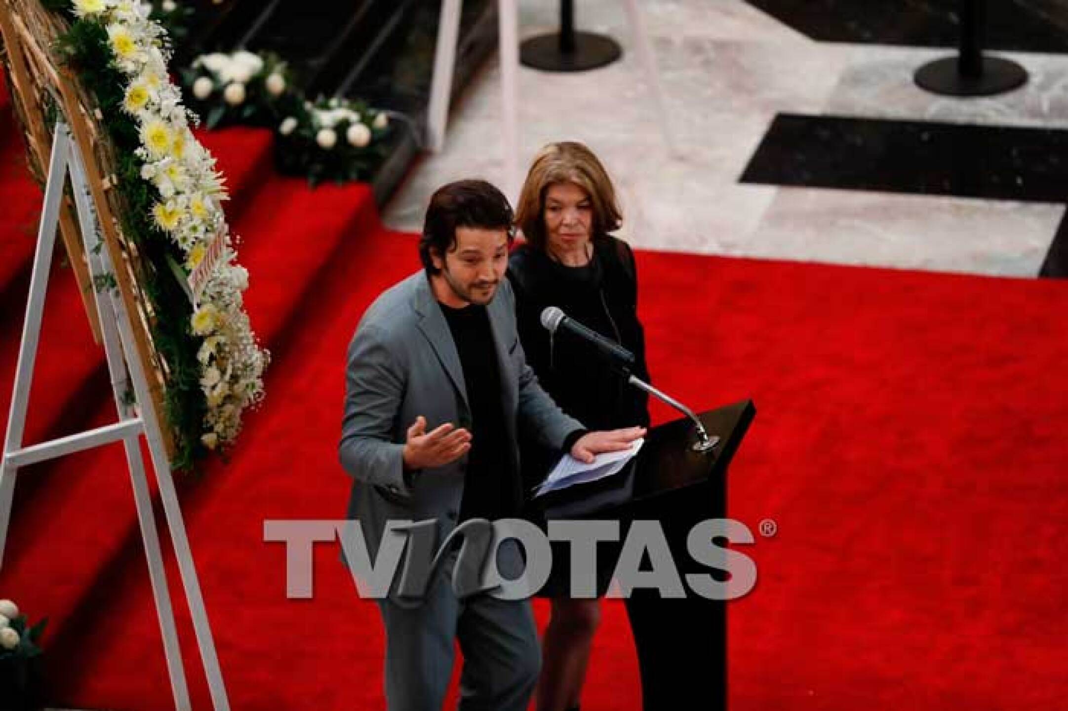 Diego Luna le da el último adiós a su padre, con Marina de Tavira y Camila Sodi en Bella Artes