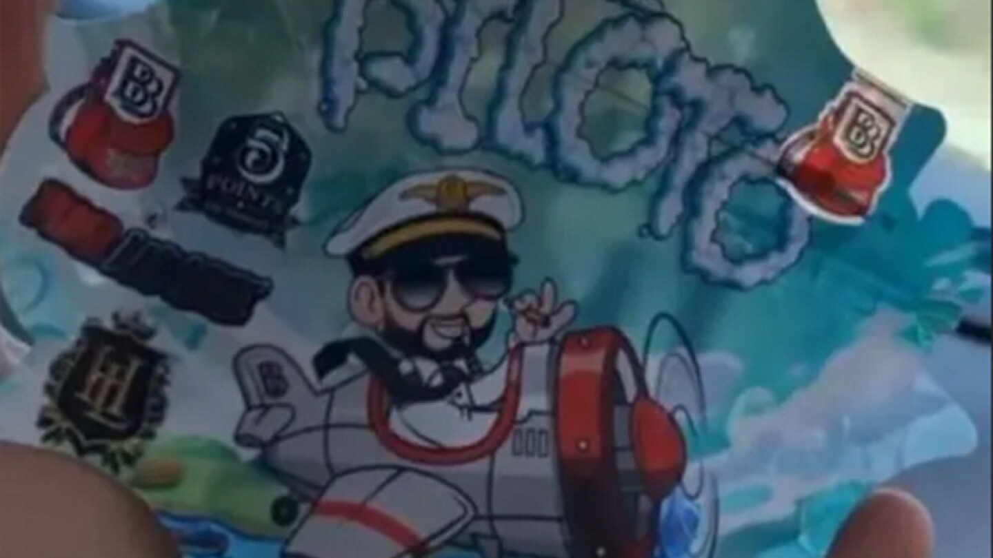 Larry Hernández vende productos de cannabis