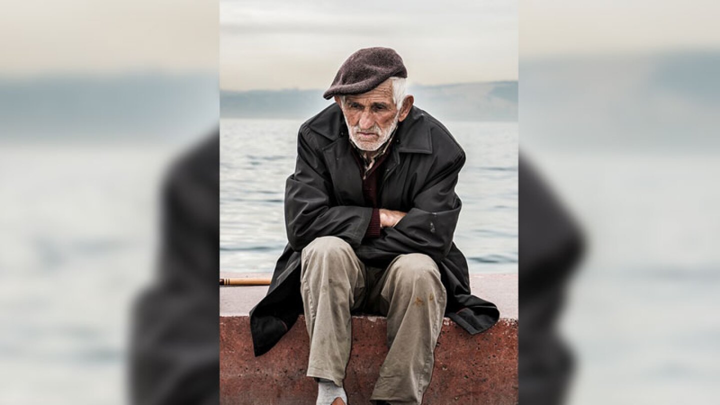 Pareja invita a comer a músico en un restaurante y lo corren