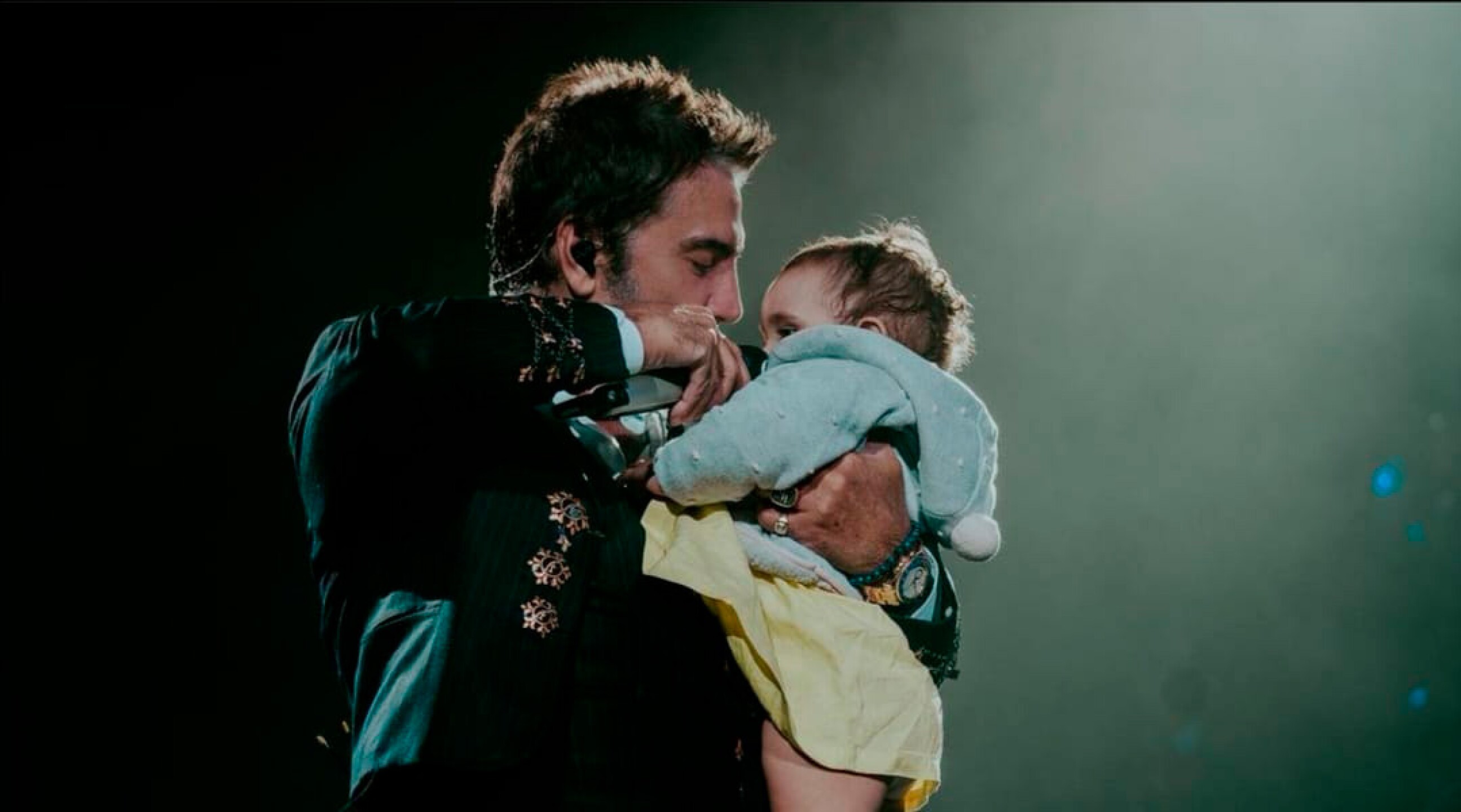 Alejandro Fernández y su nieta