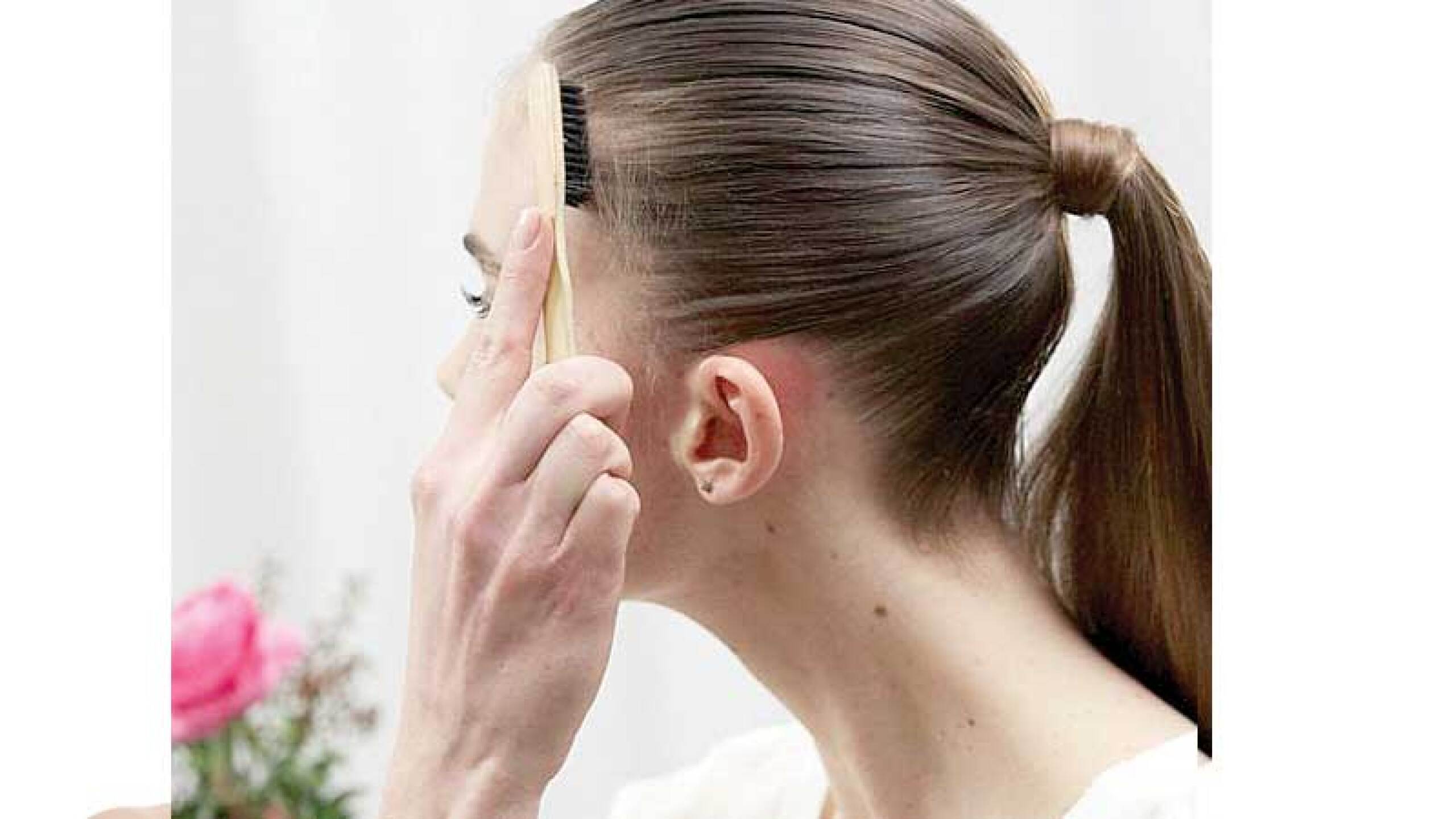 Con tu cepillo y un poco de spray, alisa tu cabello para que quede en su lugar.