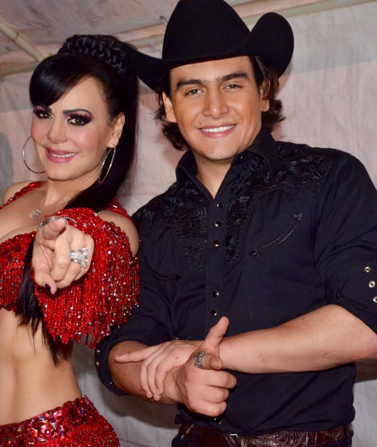Julián Figueroa posando con Maribel Guardia