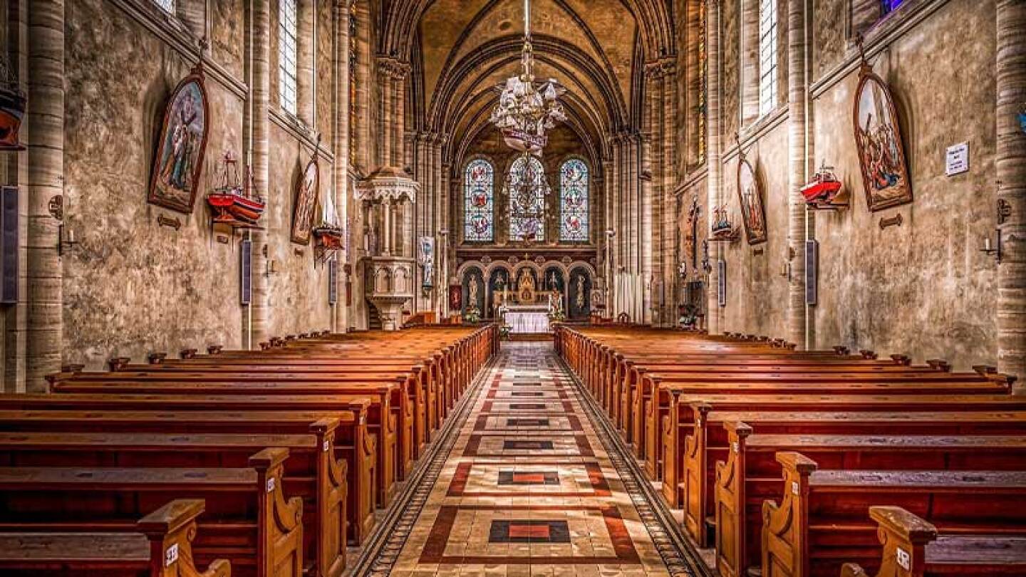 Plomero encuentra más de 12 millones de pesos escondidos en el baño de una iglesia.