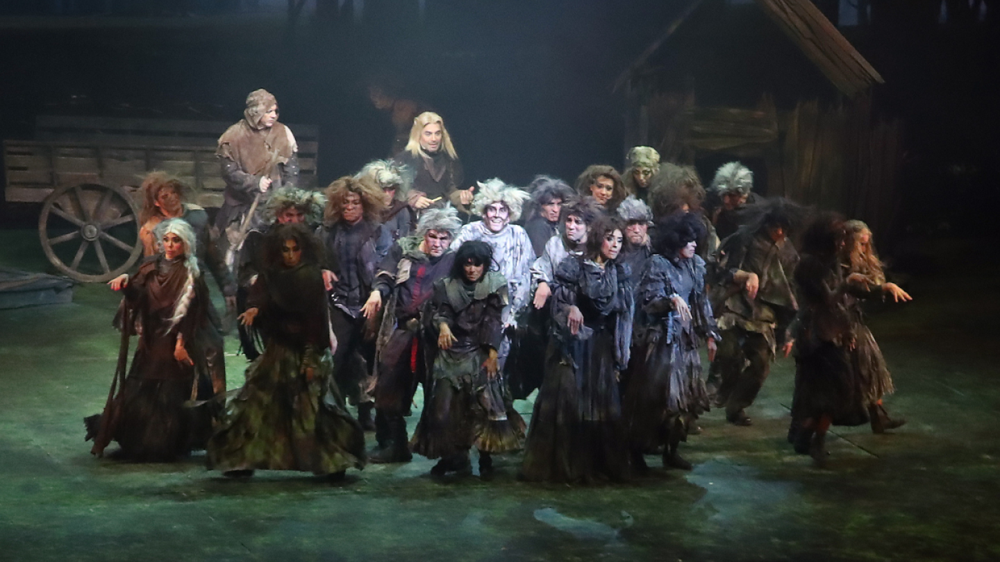 Spamalot, obra de teatro producida por Alejandro Gou, con Omar Chaparro, Adrián Uribe, los Mascabrothers y más