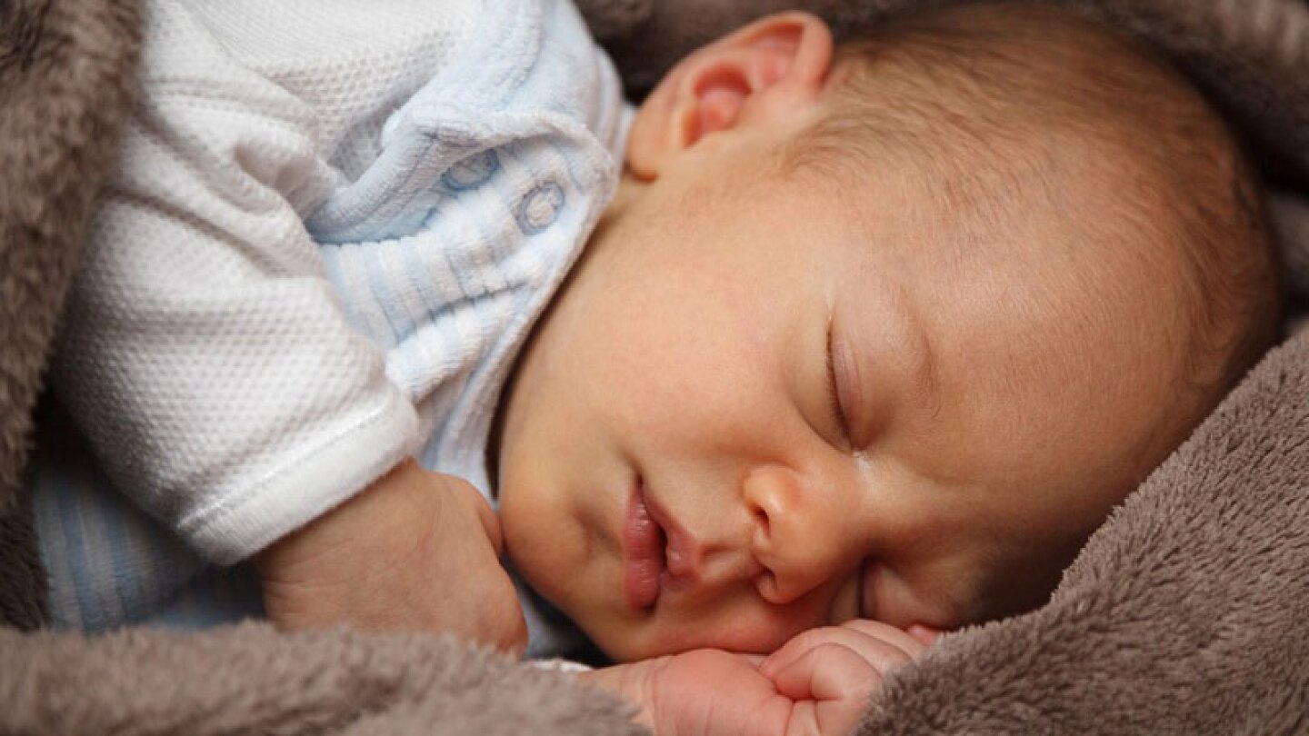 Presidente del Parlamento neozelandés le da biberón a un bebé durante debate