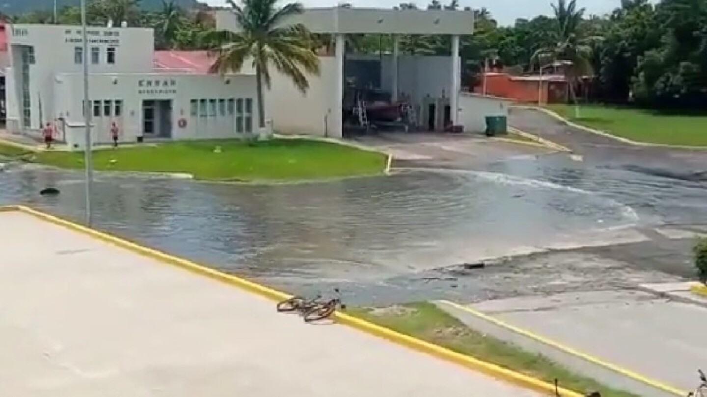 Sismo provoca ‘levantamiento’ del mar en Manzanillo, Colima