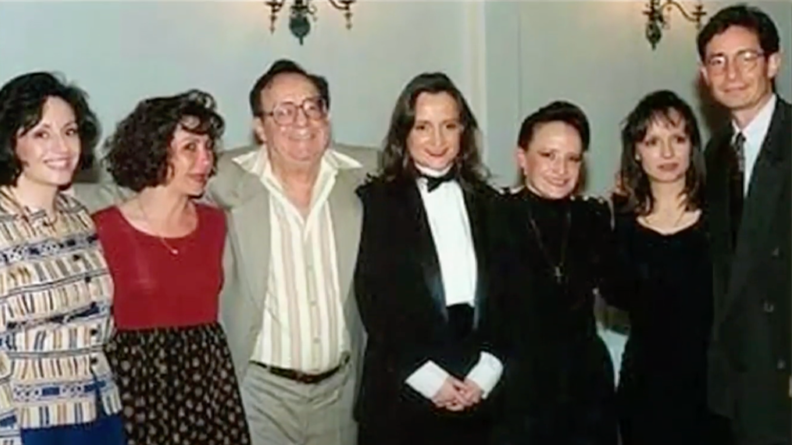 Chespirito junto a sus hijos.png