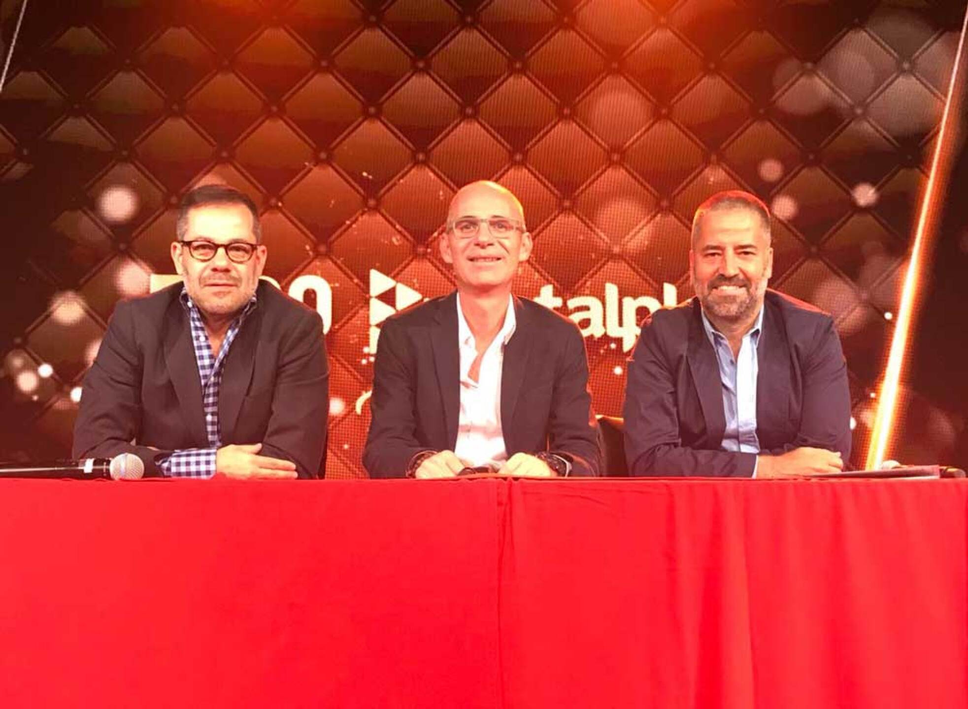 La gente ansía ver el esperado show.