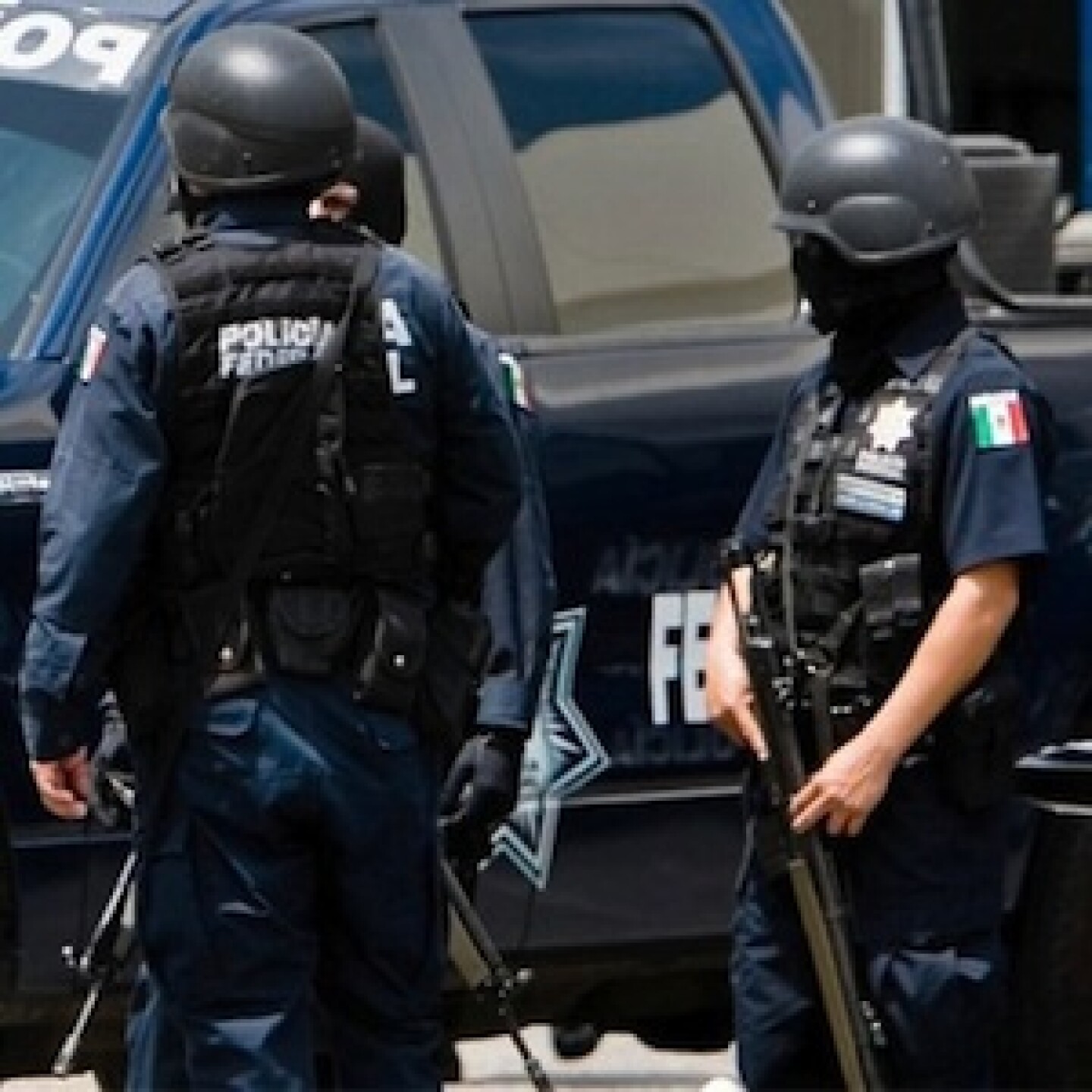 Los cuerpos de 2 personas fueron encontrados colgados de un puente en Atizapán.