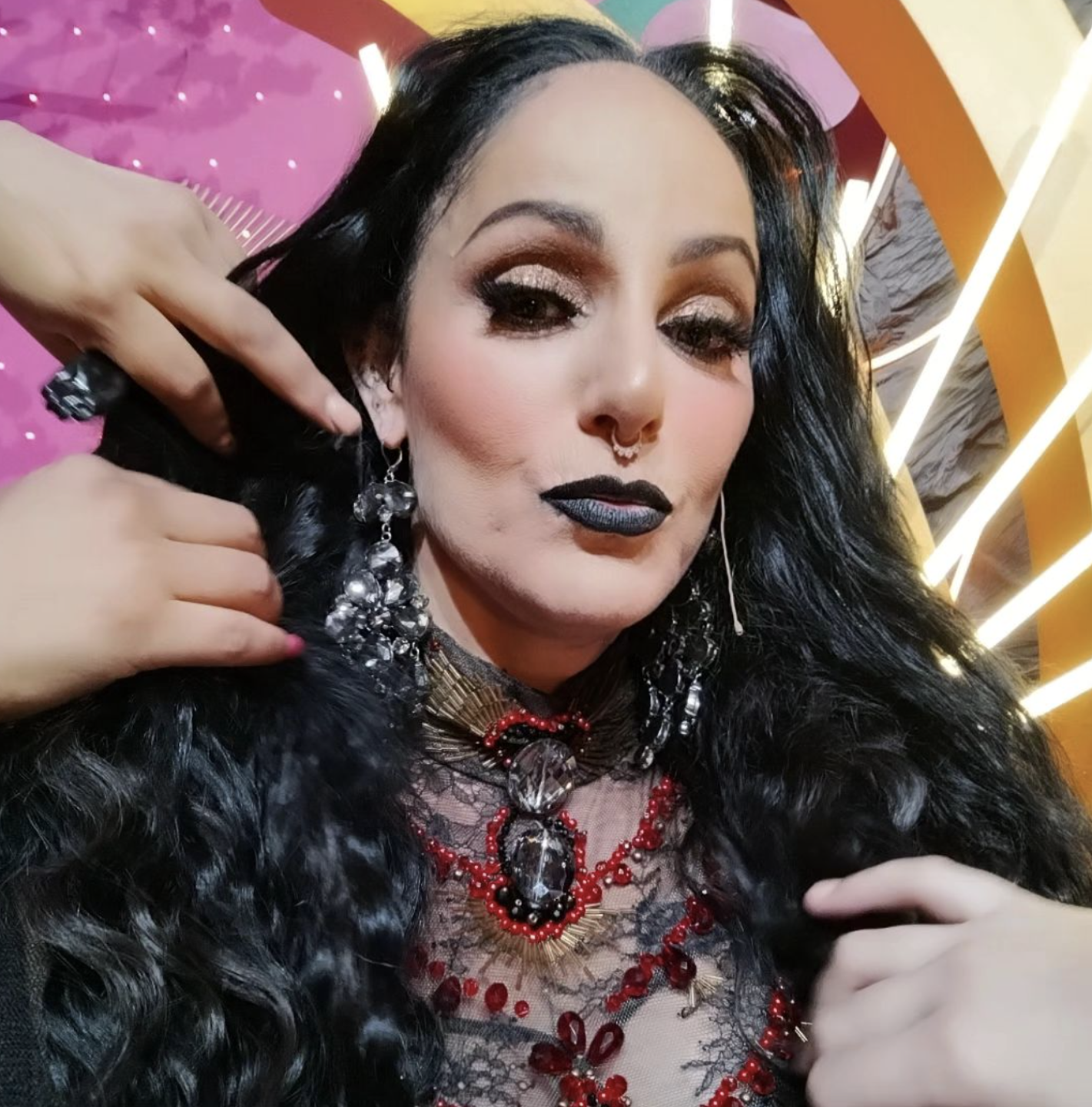 Lola Cortés posando para la cámara seria